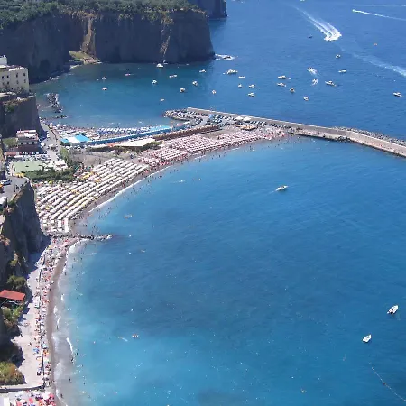 A Pochi Passi Dal Mare Di Di Sorrento Apartment *