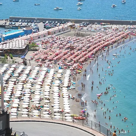 A Pochi Passi Dal Mare Di Di Sorrento